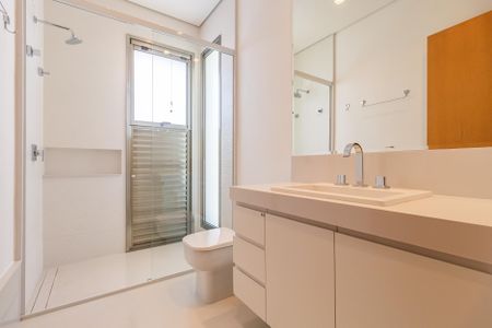 Casa à venda com 574m², 4 quartos e 6 vagasBanheiro da Suíte 1