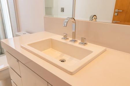 Casa à venda com 574m², 4 quartos e 6 vagasBanheiro da Suíte 1