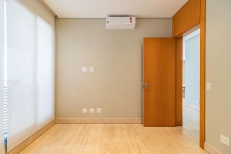 Casa à venda com 574m², 4 quartos e 6 vagasEscritório