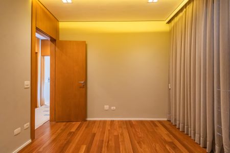 Casa à venda com 574m², 4 quartos e 6 vagasSuíte 2