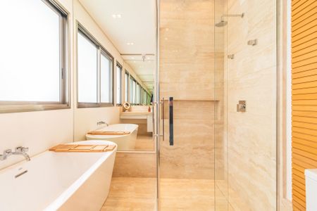 Casa à venda com 574m², 4 quartos e 6 vagasBanheiro 2 da Suíte 4