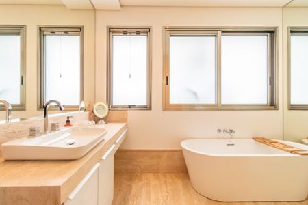 Casa à venda com 574m², 4 quartos e 6 vagasBanheiro 2 da Suíte 4