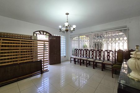 Casa à venda com 320m², 5 quartos e 3 vagas Casa à venda com 320m², 5 quartos e 3 vagasSala