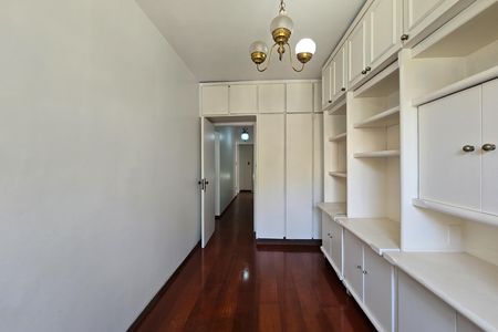Casa à venda com 320m², 5 quartos e 3 vagas Casa à venda com 320m², 5 quartos e 3 vagasQuarto 2