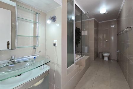 Casa à venda com 320m², 5 quartos e 3 vagas Casa à venda com 320m², 5 quartos e 3 vagasBanheiro Suíte 2