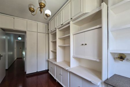 Casa à venda com 320m², 5 quartos e 3 vagas Casa à venda com 320m², 5 quartos e 3 vagasQuarto 2