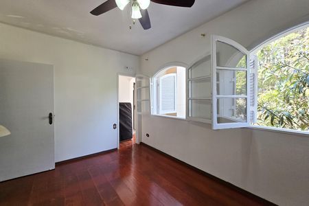 Casa à venda com 320m², 5 quartos e 3 vagas Casa à venda com 320m², 5 quartos e 3 vagasSuíte 2