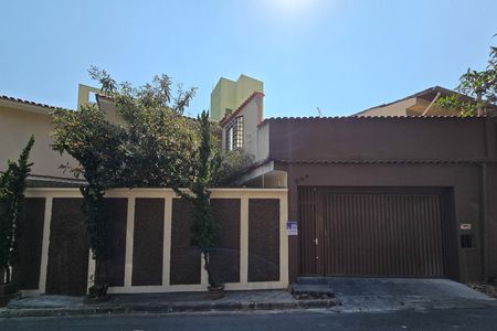 Casa à venda com 320m², 5 quartos e 3 vagas Casa à venda com 320m², 5 quartos e 3 vagasFachada