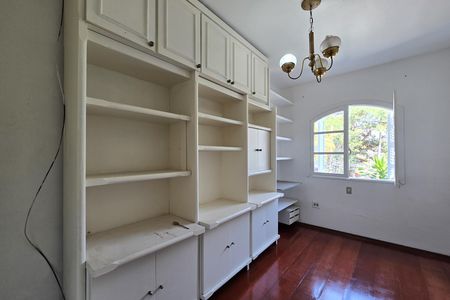 Casa à venda com 320m², 5 quartos e 3 vagas Casa à venda com 320m², 5 quartos e 3 vagasQuarto 2