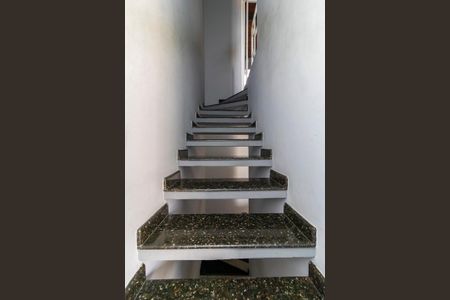 Casa de condomínio à venda com 86m², 2 quartos e 1 vagaEscada