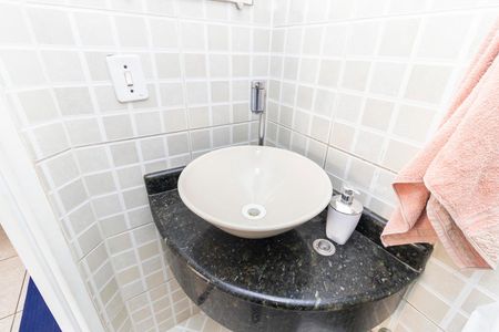 Lavabo da Sala de casa de condomínio à venda com 2 quartos, 86m² em Vila Jacuí, São Paulo