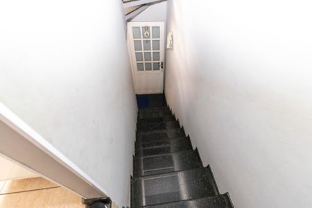 Casa de condomínio à venda com 86m², 2 quartos e 1 vagaEscada