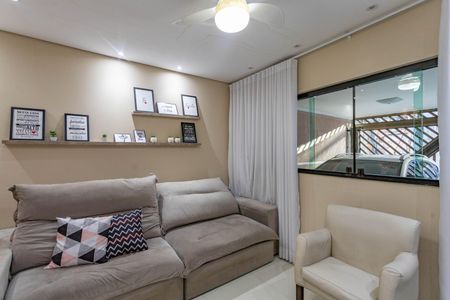 Casa à venda com 245m², 3 quartos e 2 vagas Casa à venda com 245m², 3 quartos e 2 vagasSala