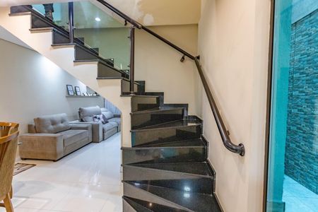 Casa à venda com 245m², 3 quartos e 2 vagas Casa à venda com 245m², 3 quartos e 2 vagasEscada