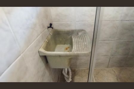 Banheiro Social de kitnet/studio para alugar com 1 quarto, 20m² em Cristal, Porto Alegre