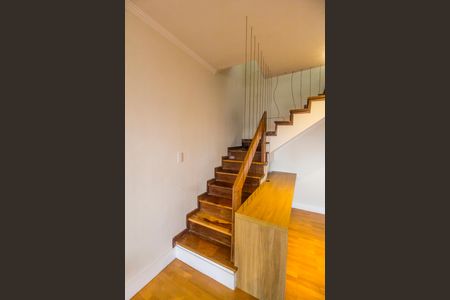 Apartamento para alugar com 150m², 2 quartos e 1 vaga Apartamento para alugar com 150m², 2 quartos e 1 vagaEscada