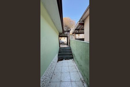 Casa à venda com 98m², 2 quartos e 2 vagasEscada