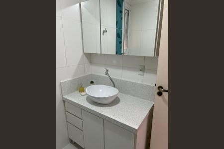 Banheiro de apartamento à venda com 1 quarto, 41m² em Floresta, Porto Alegre