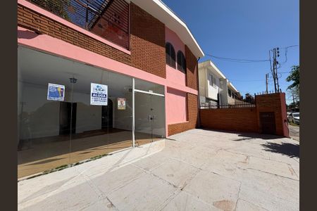 Casa para alugar com 276m², 3 quartos e 4 vagasFachada + Placa