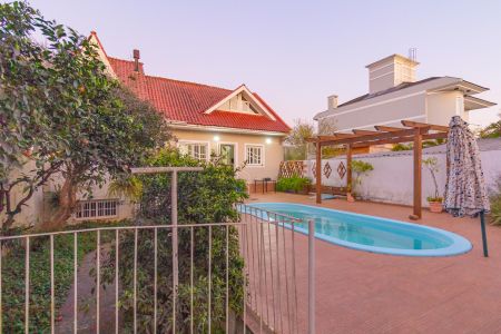 Casa à venda com 290m², 3 quartos e 2 vagas Casa à venda com 290m², 3 quartos e 2 vagasPiscina