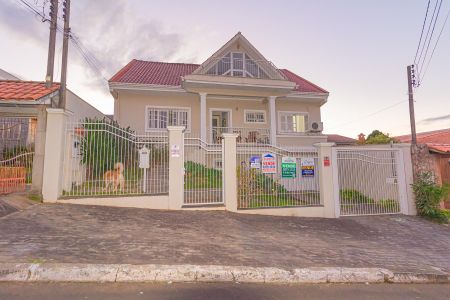 Casa à venda com 290m², 3 quartos e 2 vagas Casa à venda com 290m², 3 quartos e 2 vagasFachada