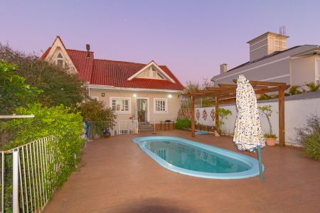 Casa à venda com 290m², 3 quartos e 2 vagas Casa à venda com 290m², 3 quartos e 2 vagasPiscina