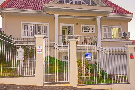 Casa à venda com 290m², 3 quartos e 2 vagas Casa à venda com 290m², 3 quartos e 2 vagasFachada