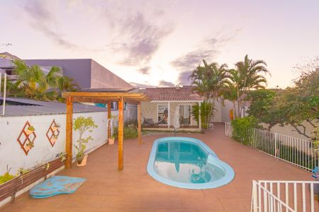 Casa à venda com 290m², 3 quartos e 2 vagas Casa à venda com 290m², 3 quartos e 2 vagasPiscina