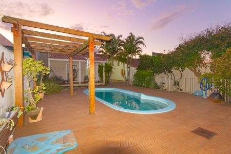 Casa à venda com 290m², 3 quartos e 2 vagas Casa à venda com 290m², 3 quartos e 2 vagasPiscina