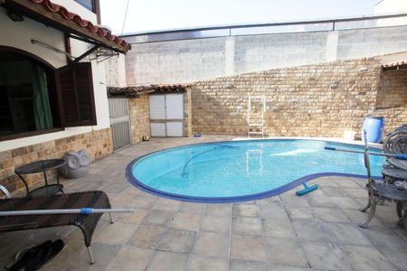 Casa à venda com 219m², 4 quartos e 2 vagasPiscina