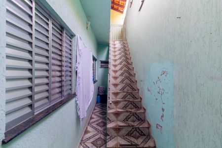 Casa à venda com 250m², 4 quartos e 1 vaga Casa à venda com 250m², 4 quartos e 1 vagaEscada