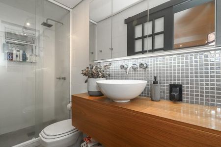 Banheiro de apartamento à venda com 1 quarto, 76m² em Higienópolis, Porto Alegre