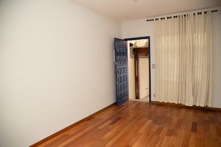 Casa à venda com 140m², 4 quartos e 3 vagas Casa à venda com 140m², 4 quartos e 3 vagasSala