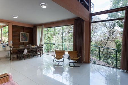 Casa de condomínio à venda com 350m², 3 quartos e 3 vagasSala