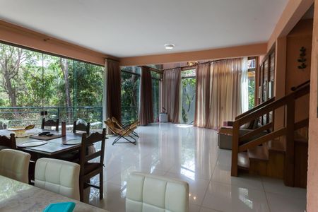 Casa de condomínio à venda com 350m², 3 quartos e 3 vagasSala