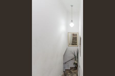 Casa à venda com 100m², 3 quartos e 2 vagas Casa à venda com 100m², 3 quartos e 2 vagasEscada