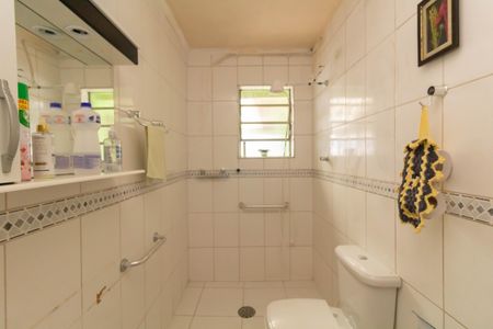 Casa à venda com 180m², 4 quartos e 3 vagas Casa à venda com 180m², 4 quartos e 3 vagasBanheiro 1