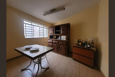Casa à venda com 240m², 3 quartos e 2 vagas