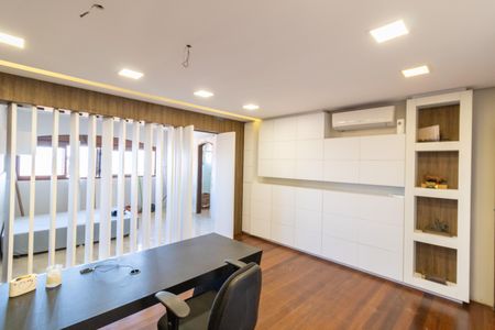 Casa para alugar com 648m², 4 quartos e 5 vagas Casa para alugar com 648m², 4 quartos e 5 vagasEscritório