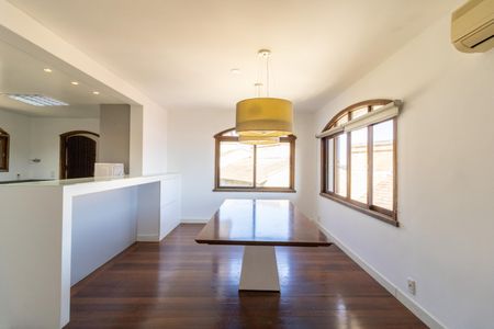 Casa para alugar com 648m², 4 quartos e 5 vagas Casa para alugar com 648m², 4 quartos e 5 vagasSala