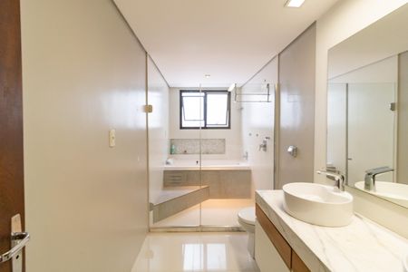 Casa para alugar com 648m², 4 quartos e 5 vagas Casa para alugar com 648m², 4 quartos e 5 vagasBanheiro da Suíte 2