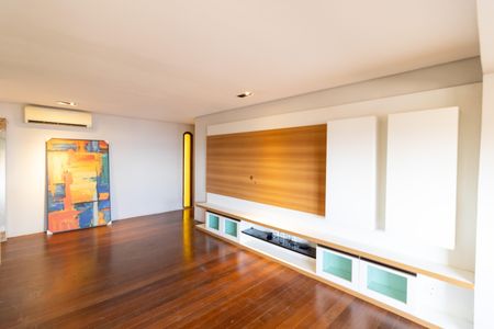 Casa para alugar com 648m², 4 quartos e 5 vagas Casa para alugar com 648m², 4 quartos e 5 vagasSuíte 2