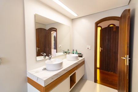 Casa para alugar com 648m², 4 quartos e 5 vagas Casa para alugar com 648m², 4 quartos e 5 vagasBanheiro da Suíte 2