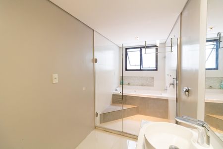 Casa para alugar com 648m², 4 quartos e 5 vagas Casa para alugar com 648m², 4 quartos e 5 vagasBanheiro da Suíte 2