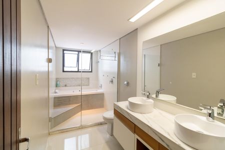 Casa para alugar com 648m², 4 quartos e 5 vagas Casa para alugar com 648m², 4 quartos e 5 vagasBanheiro da Suíte 2