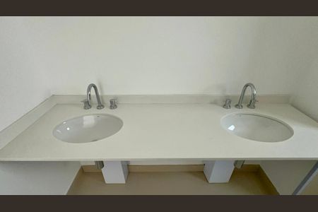 Apartamento à venda com 195m², 4 quartos e 3 vagasBanheiro da Suíte 1