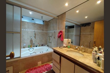 Apartamento à venda com 140m², 3 quartos e 1 vaga Apartamento à venda com 140m², 3 quartos e 1 vagaBanheiro da Suíte