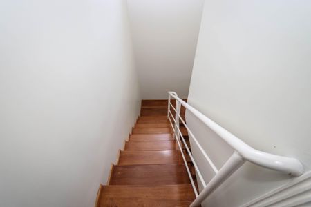 Casa de condomínio à venda com 127m², 3 quartos e 2 vagasEscada