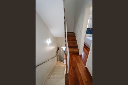 Casa de condomínio à venda com 127m², 3 quartos e 2 vagasEscada