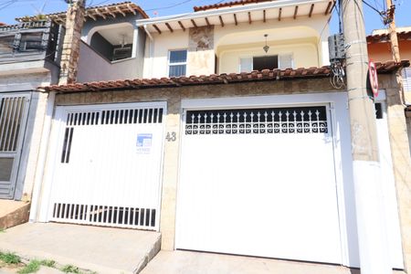 Casa à venda com 240m², 4 quartos e 2 vagasFachada